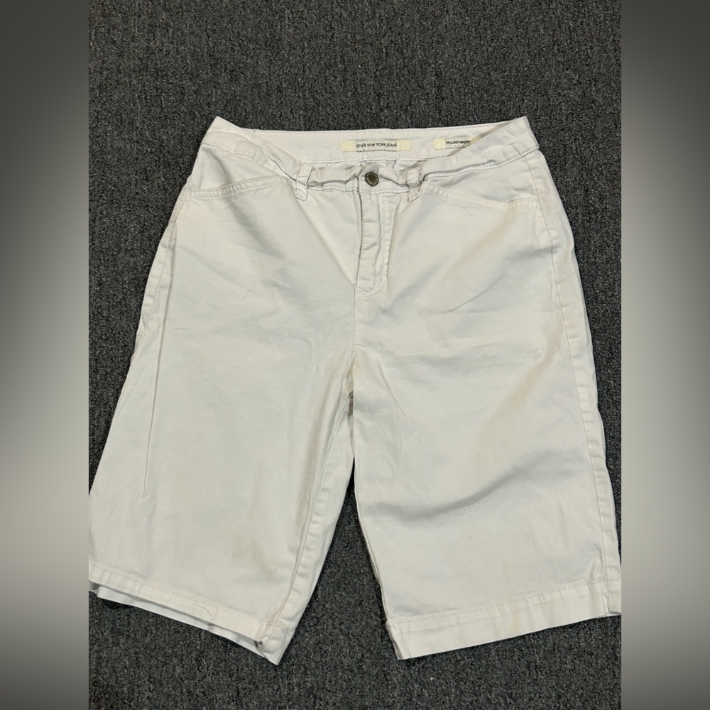 Jones New York size 8 trouser short